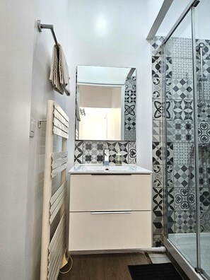 Douche, sèche-cheveux, serviettes fournies, savon