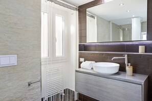 Shower, jetted bath, hair dryer