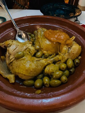 A traditional clay pot containing a dish with chicken and olives. - RIAD CLEFS D'ORIENT (Marrakech)