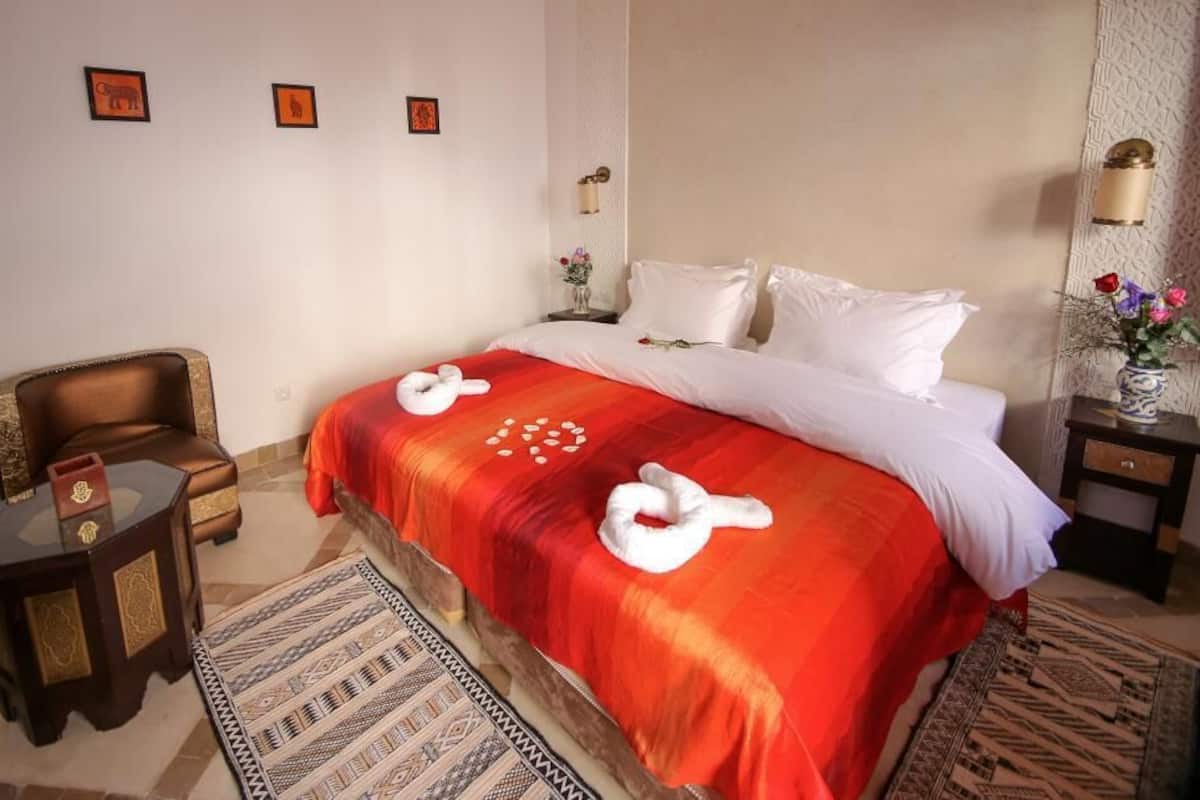 Habitación superior con 1 cama matrimonial o 2 individuales | Ropa de cama de alta calidad y caja de seguridad en la habitación