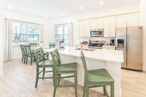 冷蔵庫、オーブン、コンロ、食器洗い機