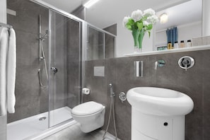 Een douche, een haardroger, handdoeken