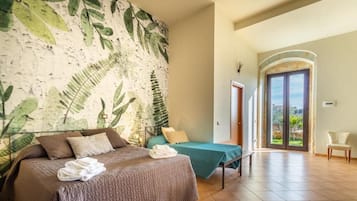 Camera Quadrupla Esclusiva | Memory foam beds, desk, iron/ironing board, free WiFi