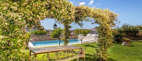 Una piscina al aire libre de temporada