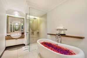 Áo choàng tắm, dép đi trong nhà, chậu vệ sinh/vòi rửa, khăn tắm 