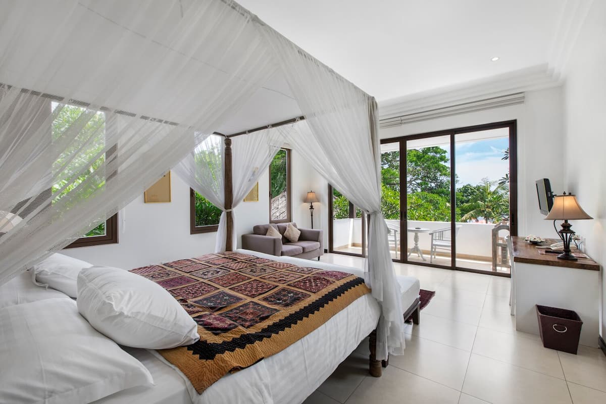 Premier Double Room | Minibar, in-room safe, desk, iron/ironing board