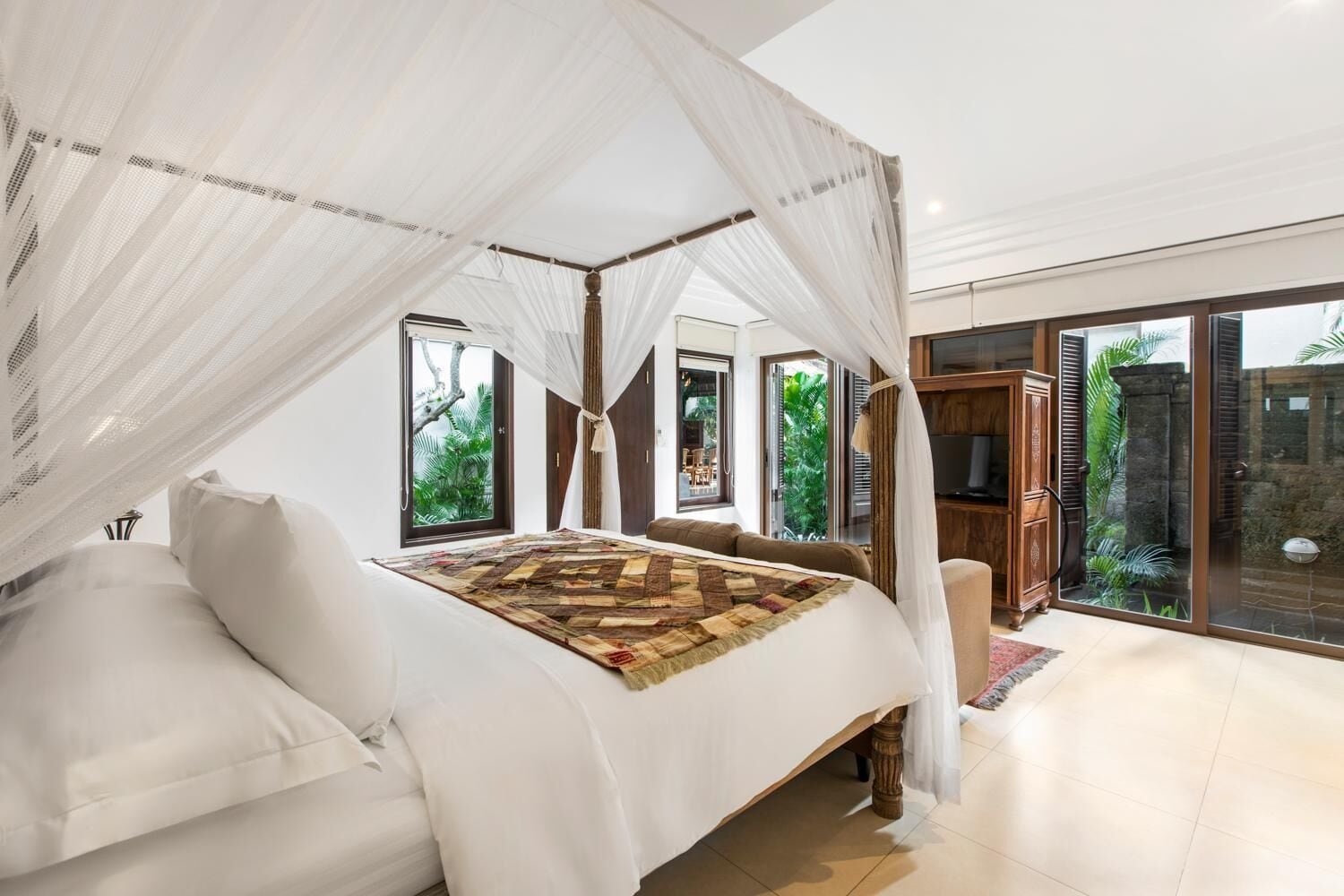 Minibar, in-room safe, desk, iron/ironing board