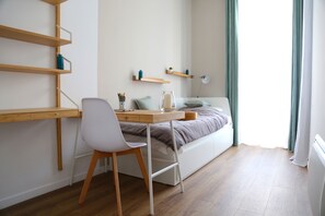 4 slaapkamers, een bureau, een strijkplank/strijkijzer, gratis wifi