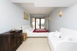 5 bedrooms, iron/ironing board, travel crib, WiFi