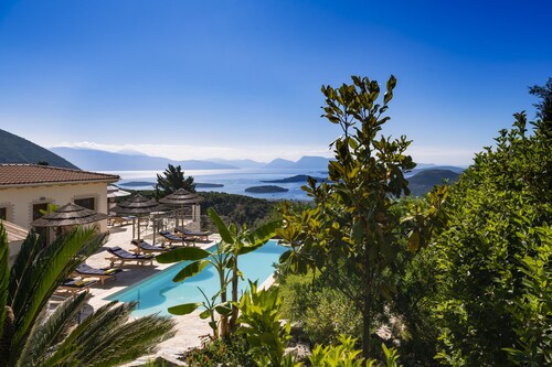 VIEW COMPLEX, ylellinen huvila uima-altaalla ja baarilla, sopii jopa 14 hengelle