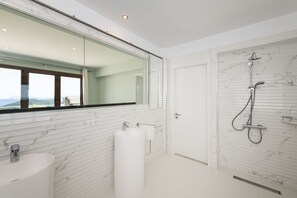 Badewanne, Haartrockner, Handtücher