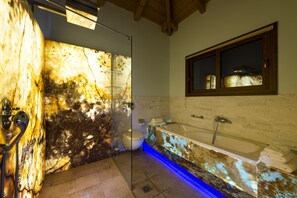 Bañera, secador de pelo, toallas