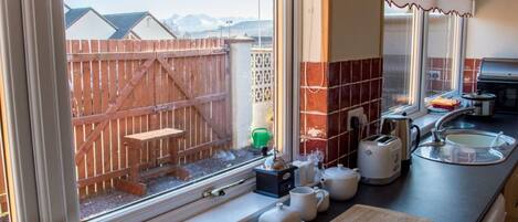 Mikrowelle, Gefrierschrank, Esstisch