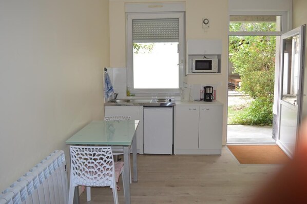 Fridge, microwave, oven, stovetop - CITY CENTER APARTMENT (Saint-Amand-les-Eaux)