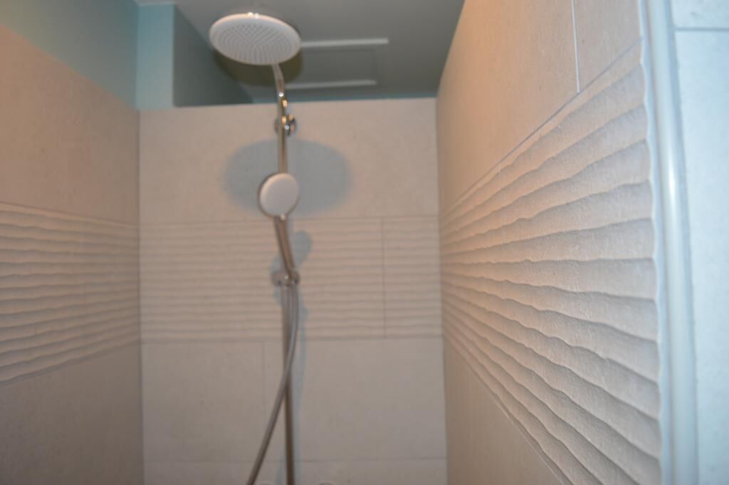 Douche, sèche-cheveux, serviettes fournies