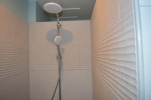 Douche, sèche-cheveux, serviettes fournies