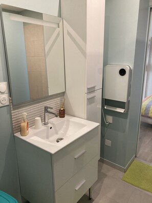 Shower, towels, toilet paper