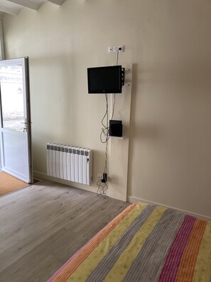 1 bedroom, free WiFi, bed sheets
