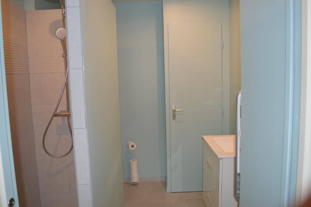 Een douche, handdoeken, toiletpapier