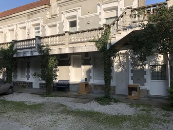 VUE SUR L'IMMEUBLE ET LA COUR