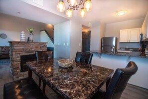 Condo, Multiple Beds, Golf View (3206 Golf View Hillcrest The Clubhous) | Private kitchen