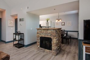 Condo, Multiple Beds, Golf View (3206 Golf View Hillcrest The Clubhous) | Living room