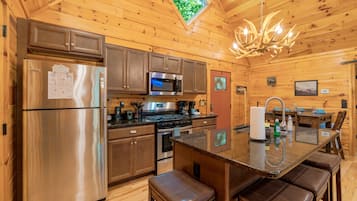 Cabin, 2 Bedrooms | Dapur peribadi | Peti sejuk, dapur, pembancuh kopi/teh, pembakar roti