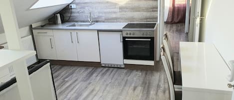 Een koelkast, een magnetron, een oven, een kookplaat