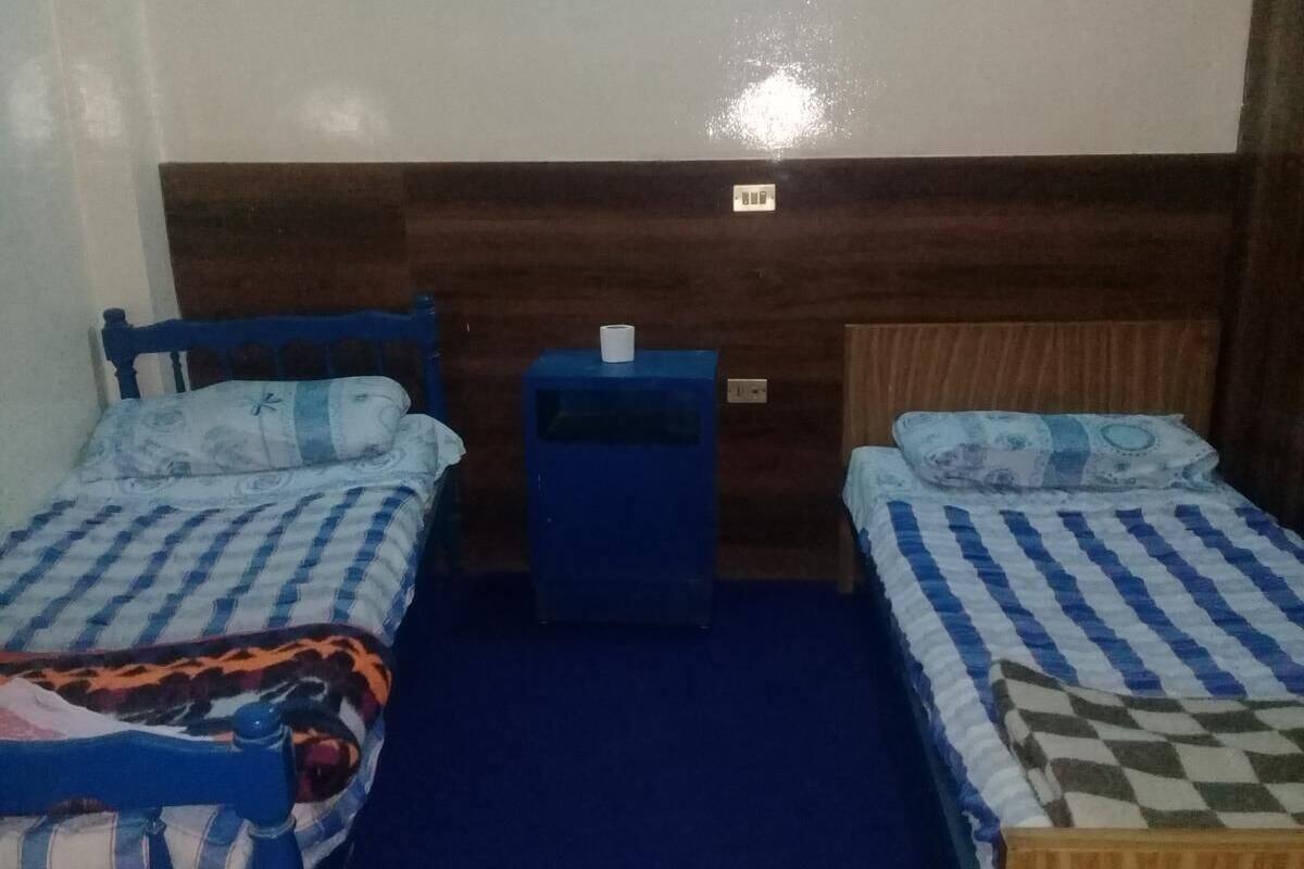 Habitación con 2 camas individuales, baño privado | Wifi gratis