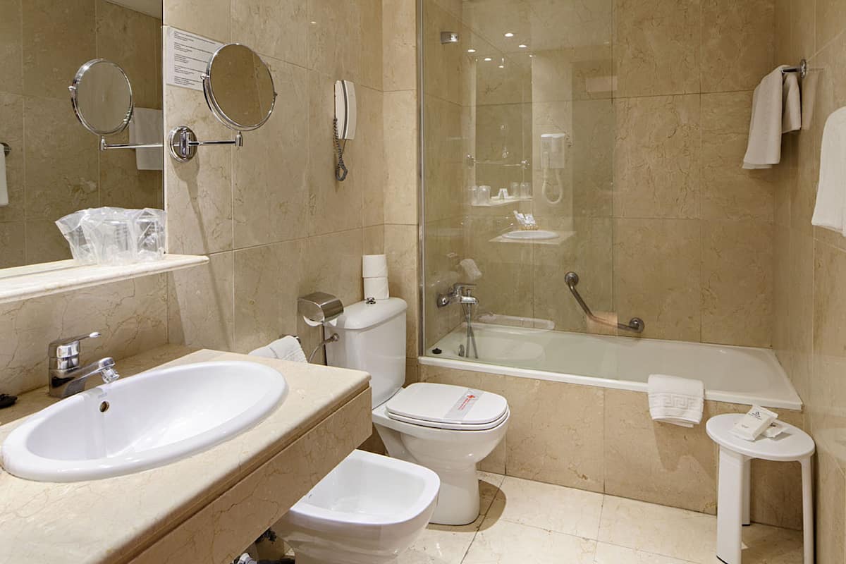 Baignoire, baignoire relaxante profonde, sèche-cheveux, bidet