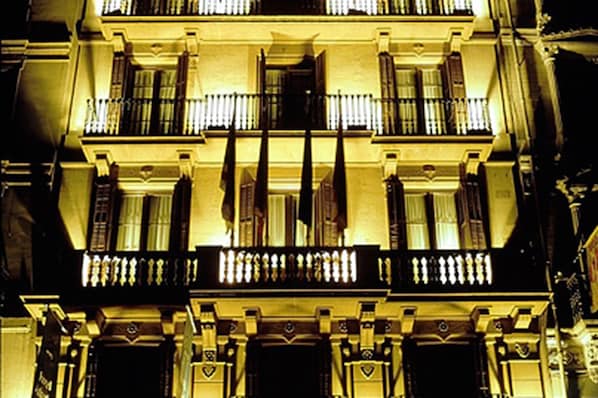 Voorkant accommodatie - avond/nacht