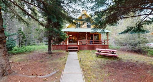 34 MI to YNP | Waterfront Access | Cozy Retreat