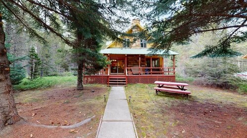 34 MI to YNP | Waterfront Access | Cozy Retreat