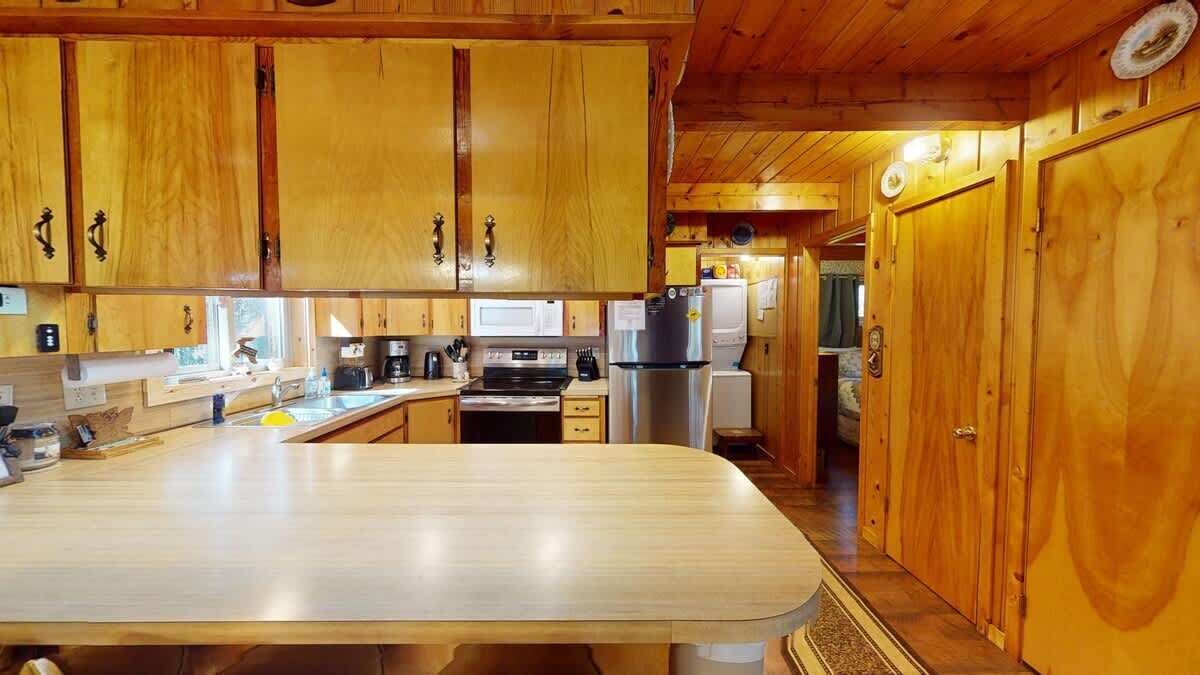 Réfrigérateur, four à micro-ondes, un four, surface de cuisson