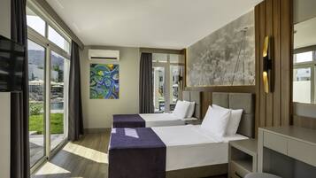 Luxury Suite | 1 bedroom, free minibar items, in-room safe, soundproofing