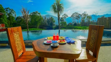 Petit déjeuner, déjeuner et dîner servis sur place