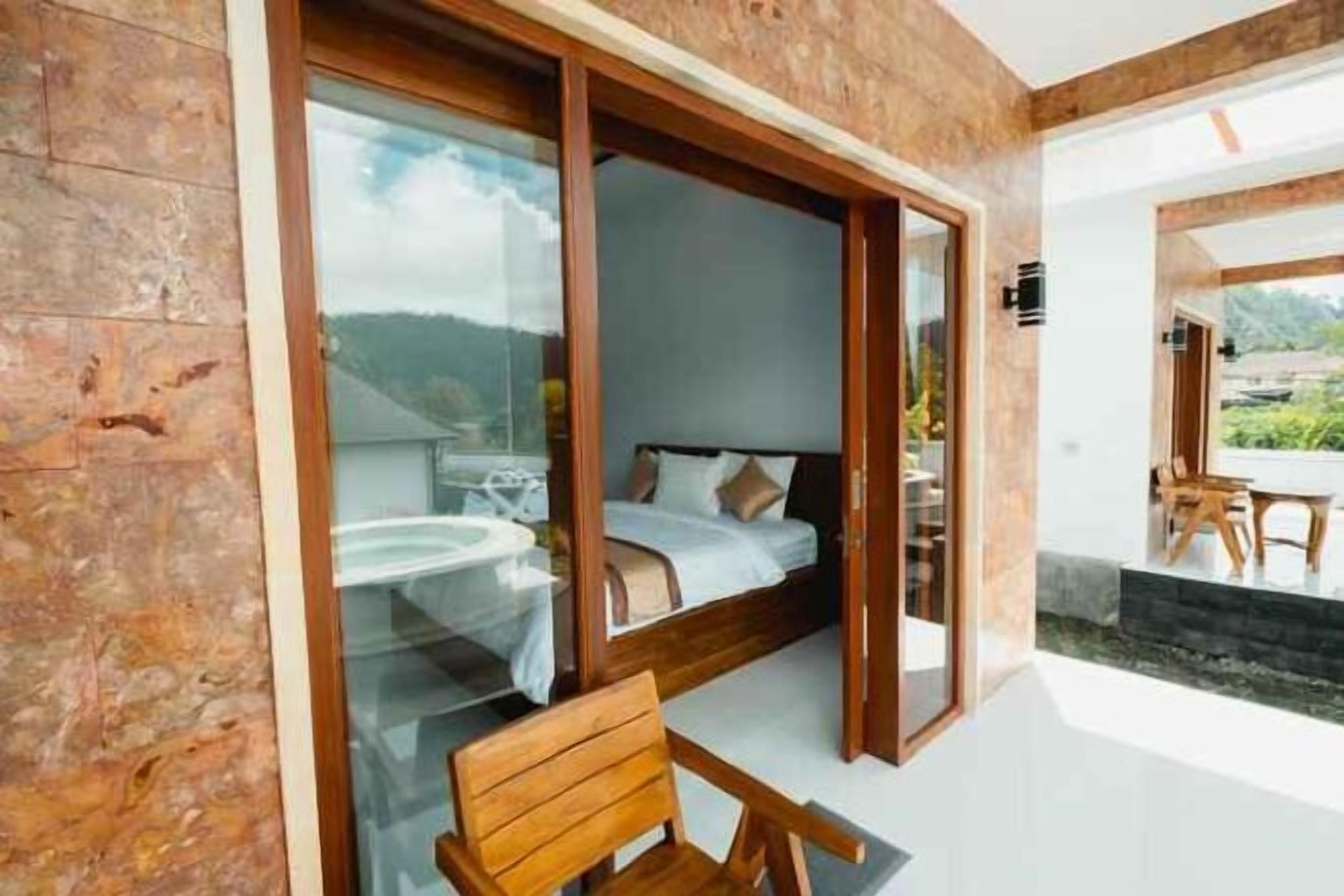 Meja kerja, kedap suara, Wi-Fi gratis, dan seprai linen