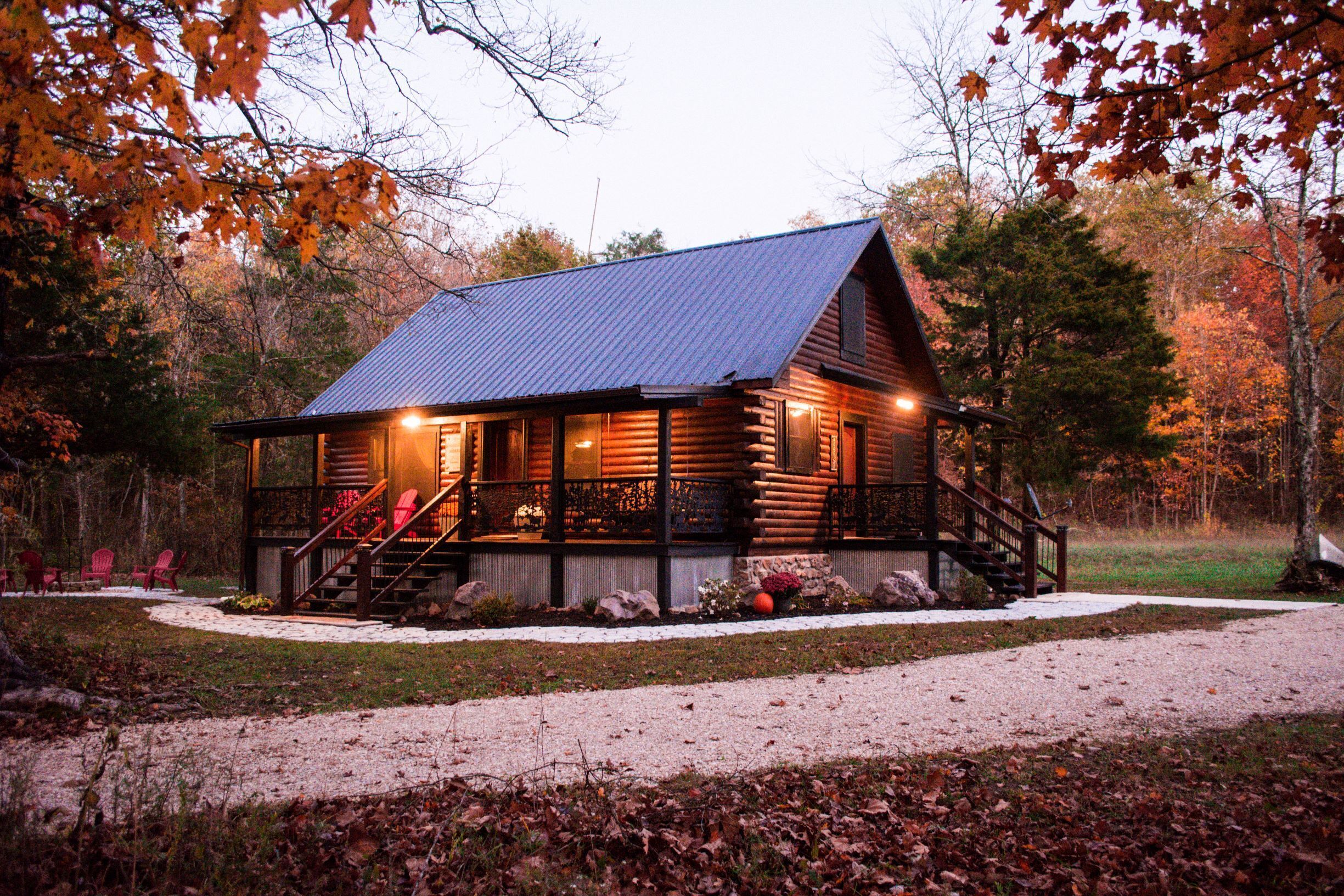 Prairie Hollow Hideaway, cozy 3-bedroom log cabin located 1 mile from Two Rivers