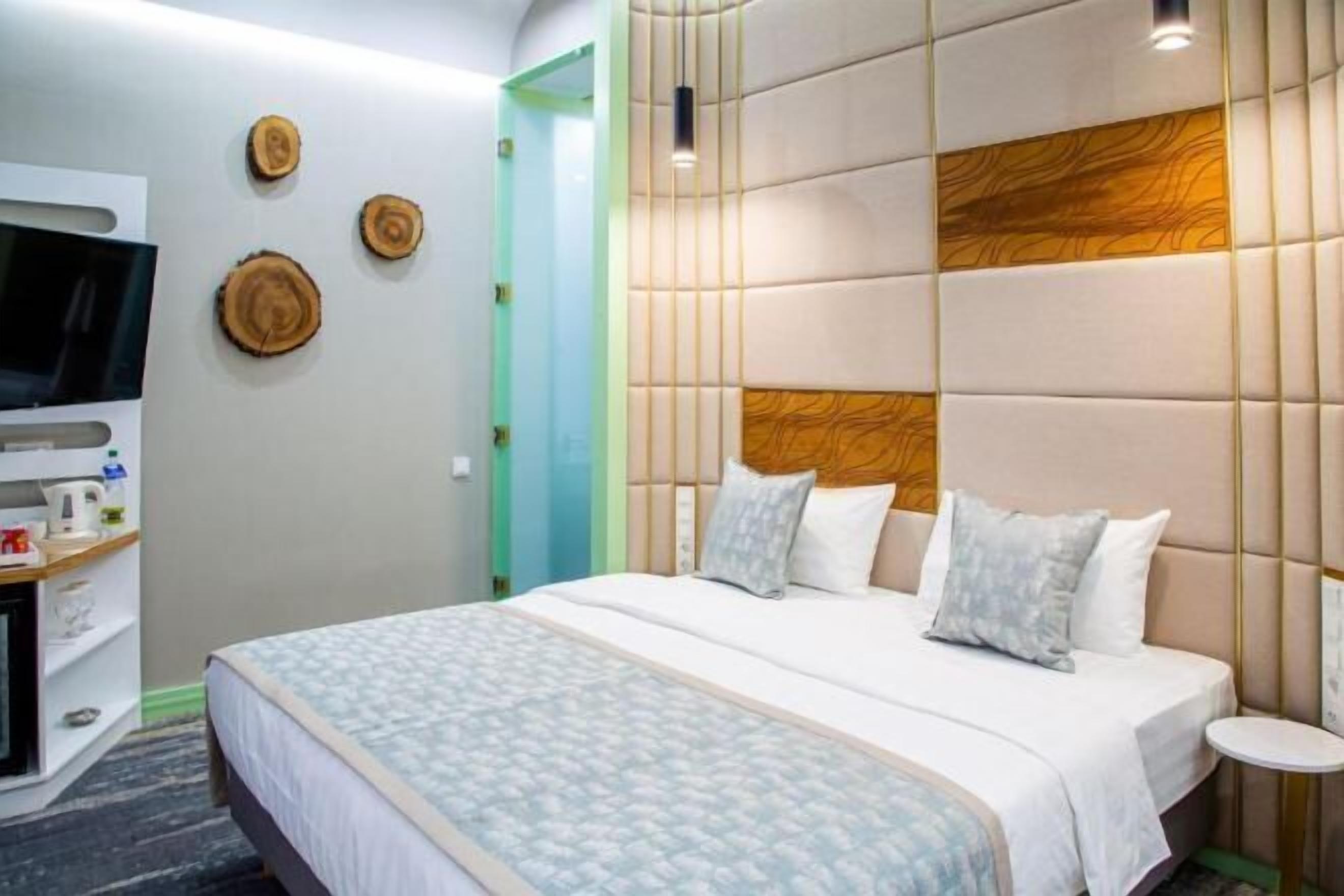 Hypo-allergenic bedding, minibar, in-room safe, blackout drapes