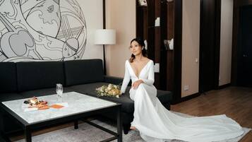 Hypo-allergenic bedding, minibar, in-room safe, blackout drapes