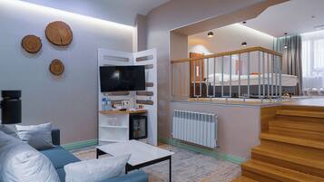 Superior Suite | Hypo-allergenic bedding, minibar, in-room safe, blackout drapes