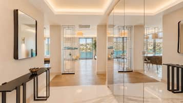 Premium Suites, Sea View | Ropa de cama de alta calidad y caja de seguridad en la habitación