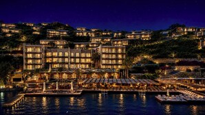 Un hôtel à plusieurs étages doté d’une piscine, d’un espace extérieur aménagé et offrant une vue sur le paysage environnant.