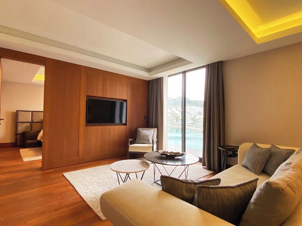 Deluxe Suites, Sea View | Peralatan tempat tidur premium, peti besi dalam bilik 