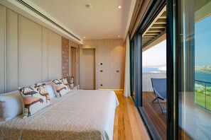 Ropa de cama de alta calidad y caja de seguridad en la habitación