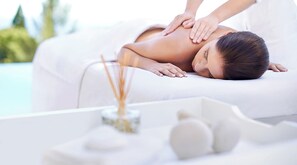 Área de tratamiento exterior y masajes con piedras calientes