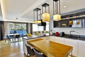 King Suites Sea | Cocina privada | Refrigerador con congelador, microondas, horno y parrilla de estufa
