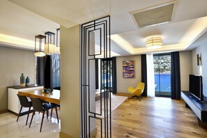 Premium Suites, Sea View | Área de estar | TV LED 49 polegadas com canais via satélite, TV, brinquedos