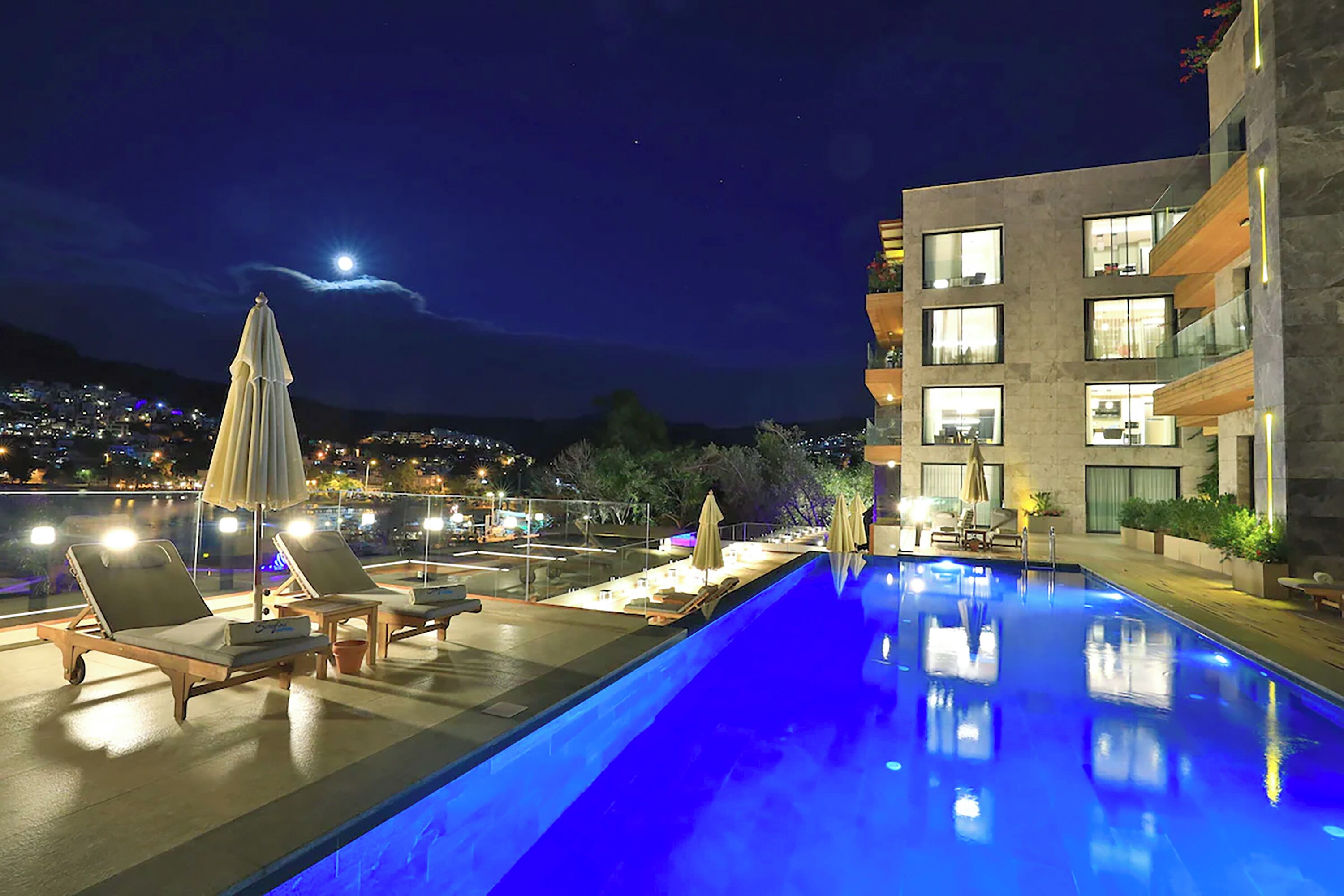 Kolam renang terbuka bermusim 