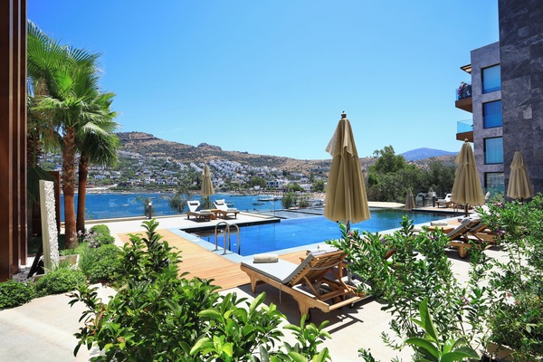 Una piscina al aire libre de temporada